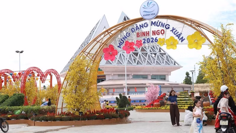 Dòng người đổ về Quảng trường 16/4 và Nhà Bảo tàng, thuộc phường Phan Rang và phường Đông Hải, tỉnh Khánh Hòa để du xuân sớm mỗi lúc một đông. (Ảnh: NGUYỄN TRUNG)