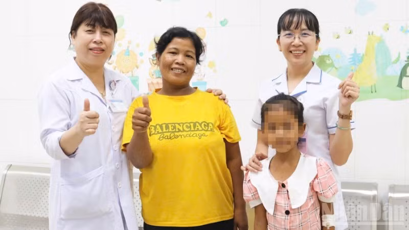 Bệnh nhi Sung Thị Khánh Hằng (8 tuổi, ở xã Lâm Sơn, tỉnh Khánh Hòa) cùng người thân chụp ảnh lưu niệm với các bác sĩ khoa Nhi (Bệnh viện Đa khoa Ninh Thuận, tỉnh Khánh Hòa trước khi xuất viện. (Ảnh: NGUYỄN TRUNG)
