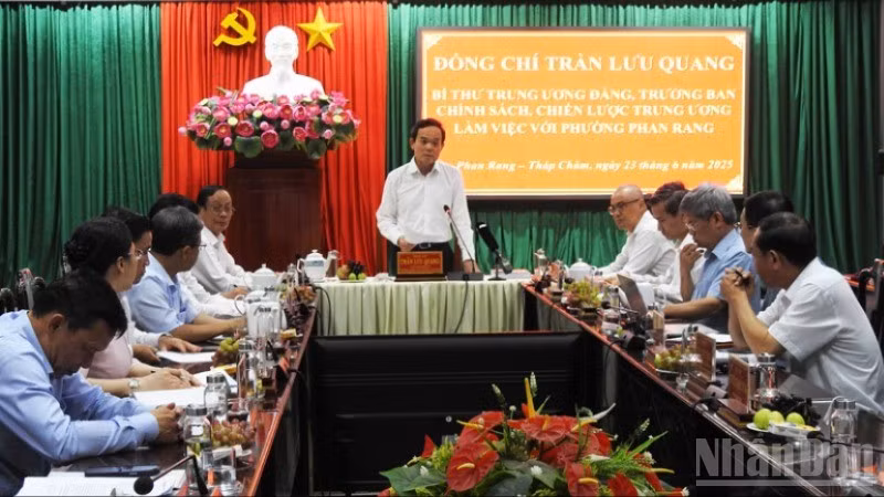 Quang cảnh buổi làm việc.