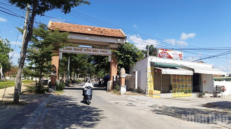 Cổng vào làng gốm Bàu Trúc, xã Ninh Phước (Khánh Hòa). (Ảnh: NGUYỄN TRUNG)