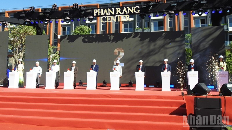 Lãnh đạo Ủy ban nhân dân phường Phan Rang (Khánh Hòa) cùng nhà đầu tư ấn nút khánh thành tại buổi lễ. (Ảnh: NGUYỄN TRUNG)