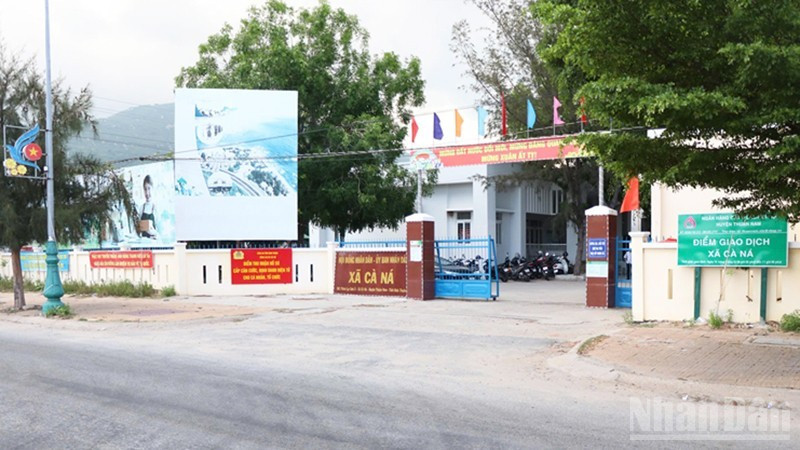 Ủy ban nhân dân xã Cà Ná (Khánh Hòa) dựng pa-nô tuyên truyền về quy hoạch các dự án trọng điểm để thúc đẩy phát triển kinh tế-xã hội của địa phương trong tương lai. (Ảnh: NGUYỄN TRUNG)