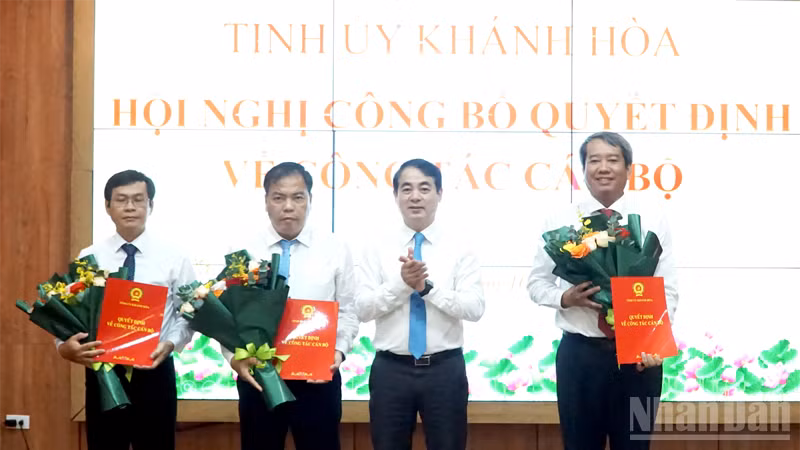 Bí thư Tỉnh ủy Khánh Hòa Nghiêm Xuân Thành trao quyết định điều động, chỉ định cho các đồng chí được giao giữ chức vụ Bí thư Đảng ủy xã Vĩnh Hải, phường Bảo An và Chánh văn phòng Tỉnh ủy. (Ảnh: NGUYỄN TRUNG)