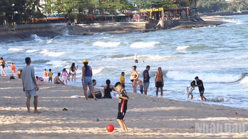 Biển Nha Trang (Khánh Hòa) hấp dẫn du khách trong những ngày đầu xuân Bính Ngọ 2026. (Ảnh: NGUYỄN TRUNG)