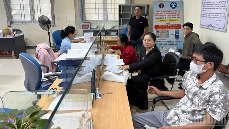 Người dân đến liên hệ, tìm hiểu các chính sách về bảo hiểm xã hội tại các cơ sở trên địa bàn tỉnh Khánh Hòa. (Ảnh: NGUYỄN TRUNG)