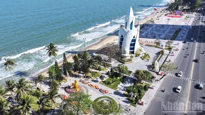 Tháp Trầm Hương với kiến trúc độc đáo, được coi là biểu tượng của tỉnh Khánh Hòa với khát vọng vươn lên và phát triển bền vững. (Ảnh: NGUYỄN TRUNG)