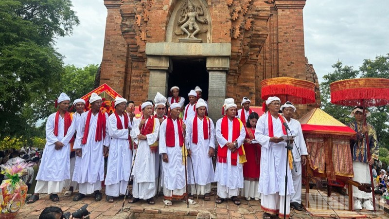 Phó cả sư Lưu Sanh Thanh, Ủy viên Ủy ban Mặt trận Tổ quốc Việt Nam tỉnh Khánh Hòa, Thư ký Hội đồng Chức sắc Chăm Bàlamôn phát biểu chào mừng, khai Lễ hội Katê năm 2025 tại tháp Po Klong Garai, phường Đô Vinh. (Ảnh: NGUYỄN TRUNG)