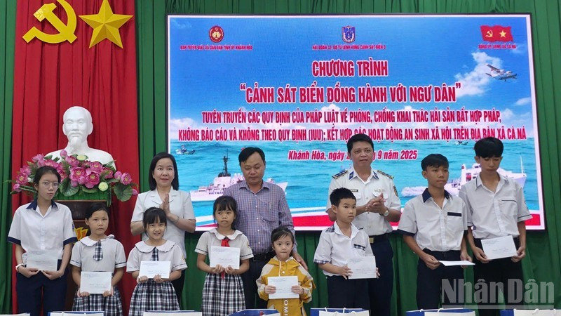 Lãnh đạo Ban Tuyên giáo và Dân vận Tỉnh ủy Khánh Hòa và đại diện lãnh đạo Hải đoàn 32, Bộ Tư lệnh Vùng Cảnh sát biển 3 tặng quà cho học sinh là con ngư dân xã Cà Ná. (Ảnh: NGUYỄN TRUNG)