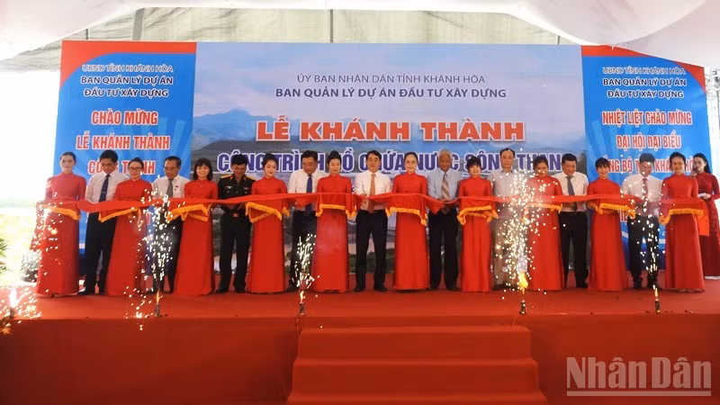 Các đồng chí lãnh đạo tỉnh Khánh Hòa cùng lãnh đạo các sở, ngành cắt băng khánh thành dự án Hồ chứa nước Sông Than. (Ảnh: NGUYỄN TRUNG)