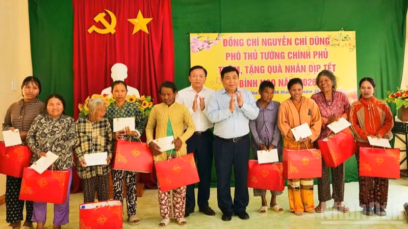 Phó Thủ tướng Nguyễn Chí Dũng và lãnh đạo tỉnh Khánh Hòa tặng quà chúc Tết cho người nghèo xã Ninh Hải. (Ảnh: NGUYỄN TRUNG)