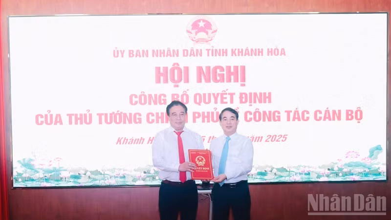 Bí thư Tỉnh ủy Khánh Hòa Nghiêm Xuân Thành trao quyết định của Thủ tướng Chính phủ phê chuẩn kết quả bầu chức vụ Chủ tịch Ủy ban nhân dân tỉnh cho đồng chí Nguyễn Khắc Toàn. (Ảnh: NGUYỄN TRUNG)