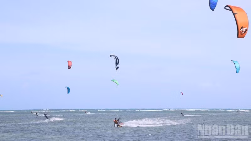 Các vận động viên tập luyện tại vùng biển Mỹ Hòa, xã Vĩnh Hải, tỉnh Khánh Hòa. (Ảnh: NGUYỄN TRUNG)