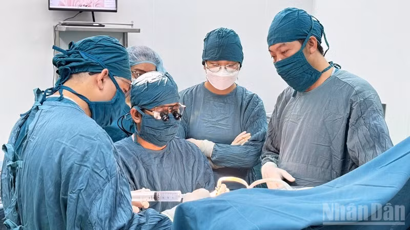 Ê-kíp bác sĩ Bệnh viện Nhi Đồng 2 (Thành phố Hồ Chí Minh) và Bệnh viện Đa Khoa Ninh Thuận (tỉnh Khánh Hòa) thực hiện ca phẫu thuật cho bệnh nhi 15 ngày tuổi bị tắc ruột bẩm sinh. (Ảnh: Bệnh viện Đa Khoa Ninh Thuận cung cấp)