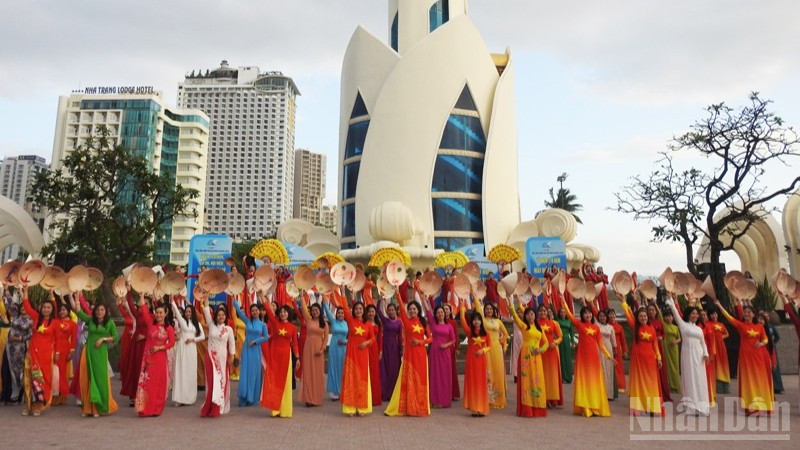 Quang cảnh khai mạc lễ phát động. (Ảnh: NGUYỄN TRUNG).