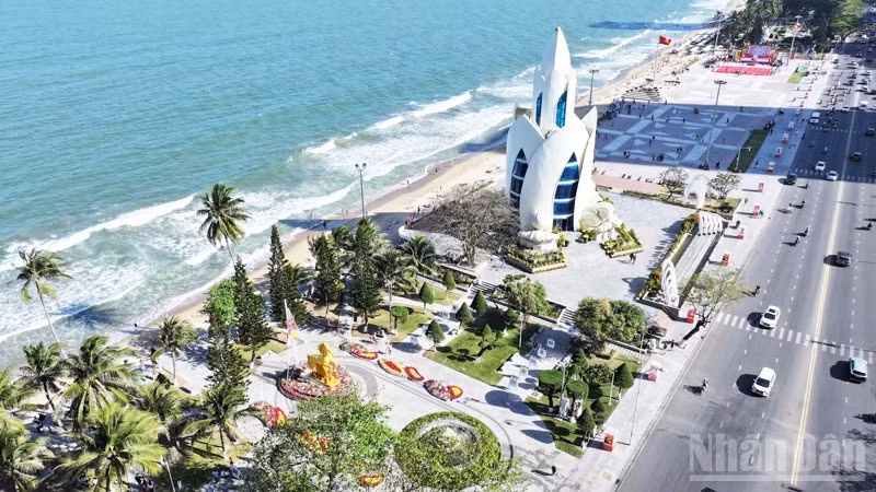 Tháp Trầm Hương với kiến trúc độc đáo, sinh động, tọa lạc bên bãi biển trong xanh thơ mộng, được coi là biểu tượng của tỉnh Khánh Hòa, là điểm đến lý tưởng để du khách tham quan, ngắm cảnh. (Ảnh: NGUYỄN TRUNG)