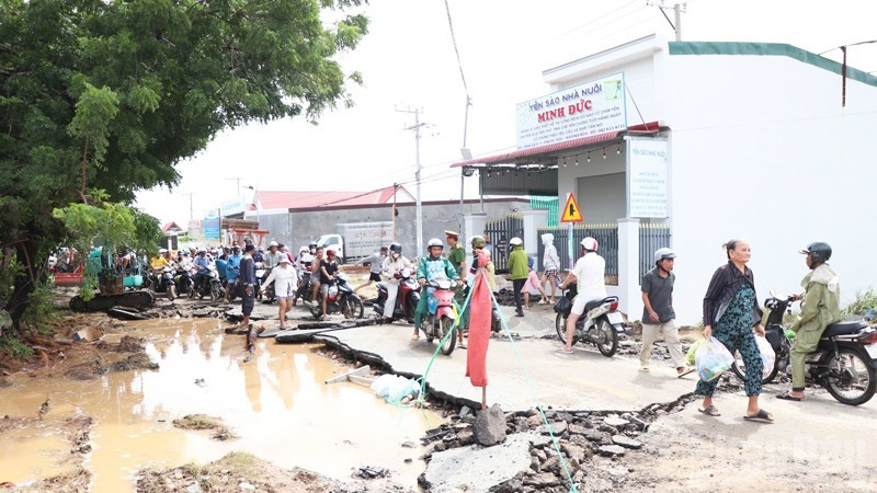 Đợt mưa lũ từ ngày 16-22/11 vừa qua, khiến cho nhiều tuyến đường giao thông bị hư hỏng, làm cho việc đi lại rất khó khăn. (Ảnh: NGUYỄN TRUNG)