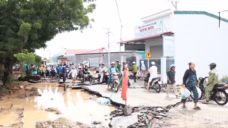 Đợt mưa lũ từ ngày 16-22/11 vừa qua, khiến cho nhiều tuyến đường giao thông bị hư hỏng, làm cho việc đi lại rất khó khăn. (Ảnh: NGUYỄN TRUNG)