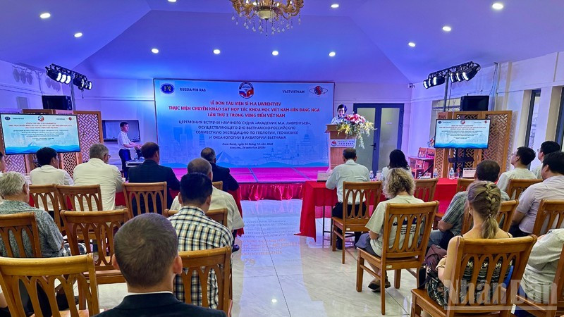 Quang cảnh lễ đón tiếp. (Ảnh: NGUYỄN TRUNG)