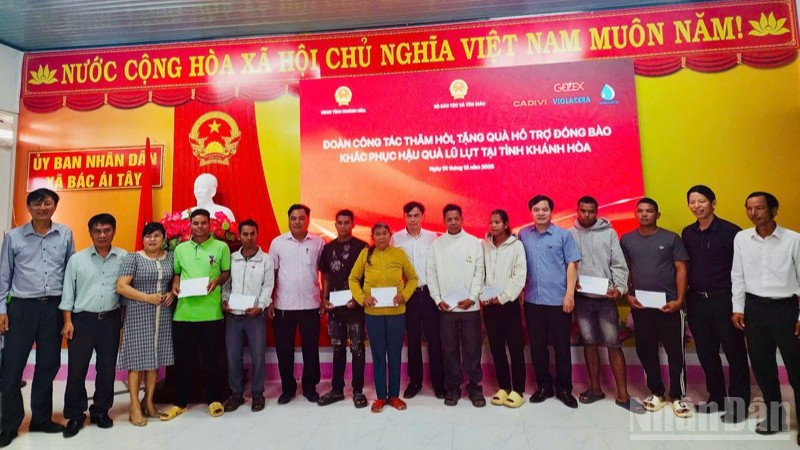 Đoàn công tác của Bộ Dân tộc và Tôn giáo trao quà hỗ trợ các hộ nghèo, hộ cận nghèo bị ảnh hưởng bởi mưa lũ. (Ảnh: NGUYỄN TRUNG)