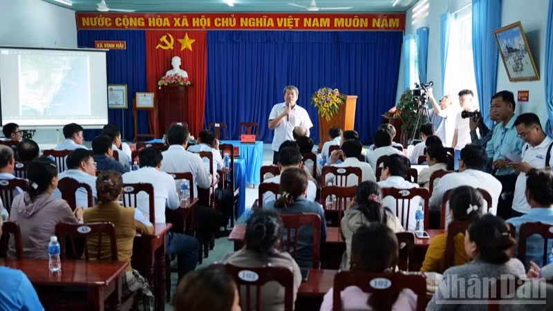 Quang cảnh buổi khảo sát và lấy ý kiến người dân. (Ảnh: NGUYỄN TRUNG)