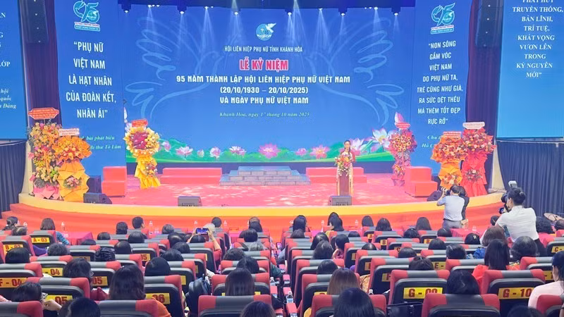 Quang cảnh buổi lễ. (Ảnh VŨ TÂN)