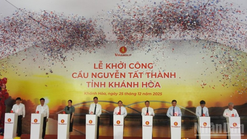 Các đại biểu ấn nút khởi công công trình cầu Nguyễn Tất Thành. (Ảnh: NGUYỄN TRUNG)