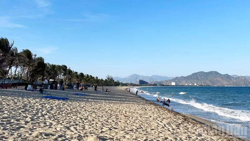 Bãi tắm Ninh Chử không chỉ là một bãi biển đẹp, mà sẽ trở thành đô thị du lịch-thương mại ven biển hiện đại của tỉnh Khánh Hòa trong tương lai gần.