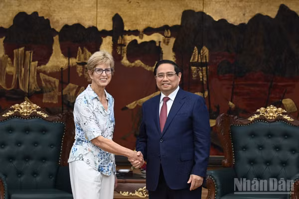 Thủ tướng Chính phủ Phạm Minh Chính và bà Christine Todd Whitman, lãnh đạo Quỹ Eisenhower. (Ảnh: Trần Hải)