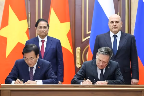 Thủ tướng Phạm Minh Chính và Thủ tướng Liên bang Nga Mikhail Mishustin chứng kiến Lễ ký kết Hiệp định về hợp tác xây dựng Nhà máy điện hạt nhân trên lãnh thổ Việt Nam. (Ảnh: VGP/Nhật Bắc)