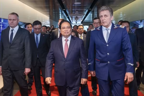 Thủ tướng Phạm Minh Chính cùng Đoàn đại biểu cấp cao Việt Nam đã tới thăm, làm việc tại Trung tâm điều khiển hệ thống tàu điện ngầm Moscow. (Ảnh: VGP/Nhật Bắc)