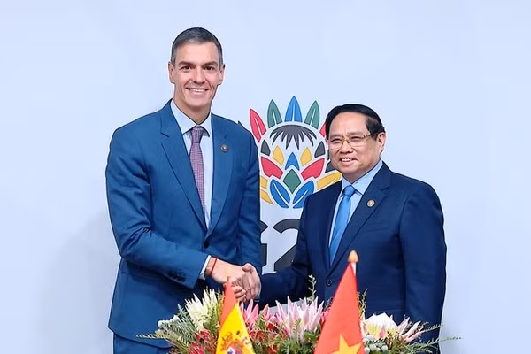 Thủ tướng Phạm Minh Chính đề nghị với Thủ tướng Tây Ban Nha Pedro Sánchez hai nước cùng triển khai hiệu quả Hiệp định EVFTA nhằm sớm đưa kim ngạch thương mại hai chiều vượt mức 8 tỷ USD. (Ảnh: VGP/Nhật Bắc)