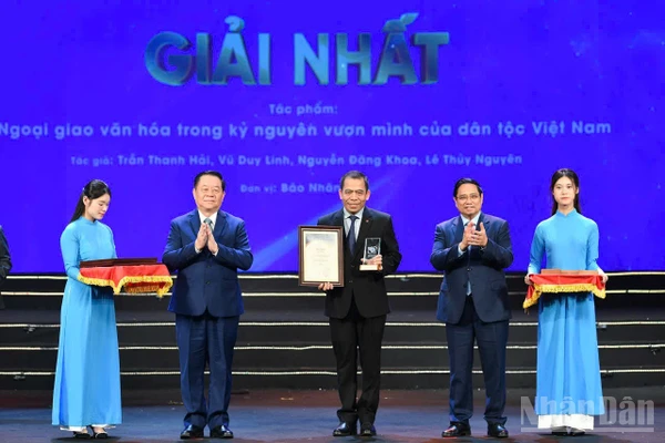 Thủ tướng Chính phủ Phạm Minh Chính và đồng chí Nguyễn Trọng Nghĩa trao Giải Nhất tặng đại diện nhóm tác giả của Báo Nhân Dân ở Hạng mục Ảnh - Ngoại giao văn hóa trong kỷ nguyên vươn mình của dân tộc Việt Nam. (Ảnh: THẾ ĐẠI)