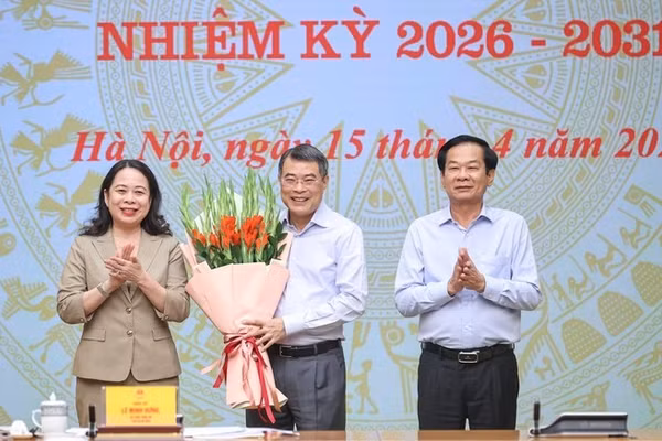 Phó Chủ tịch nước, Phó Chủ tịch Thứ nhất Hội đồng Thi đua-Khen thưởng Trung ương Võ Thị Ánh Xuân và Bộ trưởng Nội vụ, Phó Chủ tịch Thường trực Hội đồng Đỗ Thanh Bình tặng hoa chúc mừng Thủ tướng Lê Minh Hưng, Chủ tịch Hội đồng Thi đua-Khen thưởng Trung ương. (Ảnh: VGP/Nhật Bắc)