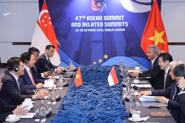 Thủ tướng Chính phủ Phạm Minh Chính đề nghị Singapore hỗ trợ phát triển một số ngành công nghiệp chiến lược như bán dẫn, năng lượng tái tạo, đổi mới sáng tạo và kinh tế số. (Ảnh: VGP/Nhật Bắc)