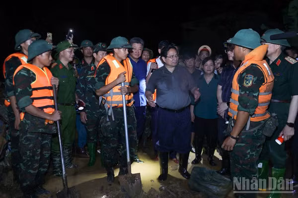 Thủ tướng Phạm Minh Chính đến kiểm tra công tác ứng phó mưa lũ tại các xã Trung Giã, Đa Phúc. (Ảnh: Trần Hải) 