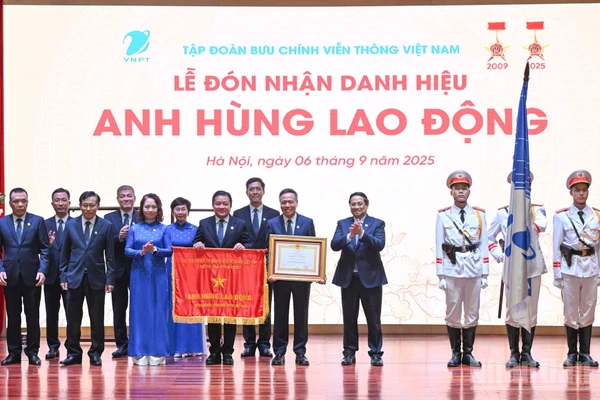 Thủ tướng Chính phủ Phạm Minh Chính trao danh hiệu Anh hùng Lao động tặng Tập đoàn VNPT. (Ảnh: TRẦN HẢI).