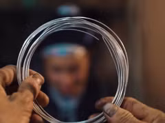 Bạc được kéo thành sợi, nguyên liệu thô cho các công đoạn chế tác vòng cổ, vòng tay và xà tích.