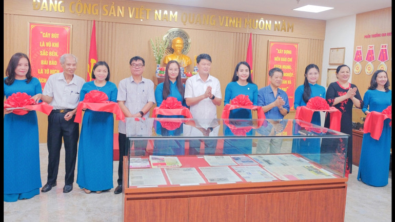 Báo Thái Nguyên khánh thành phòng truyền thống.