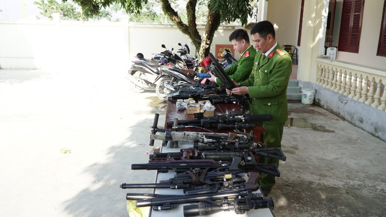 Công an Điện Biên kiểm tra súng PCP nén hơi sau khi tiếp nhận từ người dân.