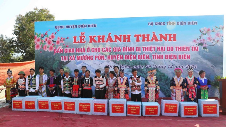 Các đồng chí lãnh đạo tỉnh Điện Biên trao quà tặng các gia đình ở vùng lũ.