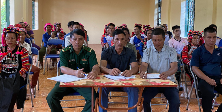 Bà con nhân dân xã Sín Thầu, huyện Mường Nhé cùng Bộ đội Biên phòng và cán bộ chủ chốt các bản dự tập huấn ứng dụng quản lý tín dụng chính sách.