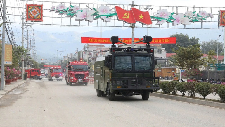 Ngay sau lễ ra quân, các lực lượng thuộc Công an tỉnh Điện Biên đã tỏa về các địa bàn tăng cường tuyên truyền, bảo đảm an ninh trật tự.