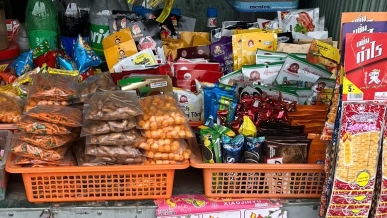 Tuy không có nguồn gốc xuất xứ rõ ràng thế nhưng pháo "củ tỏi nổ" vẫn được các chủ hàng bày bán công khai như các đồ ăn thông thường khác tại nhiều trường học tại huyện Điện Biên. Tuy không có nguồn gốc xuất xứ rõ ràng thế nhưng pháo "củ tỏi nổ" vẫn được các chủ hàng bày bán công khai như các đồ ăn thông thường khác tại nhiều trường học tại huyện Điện Biên.