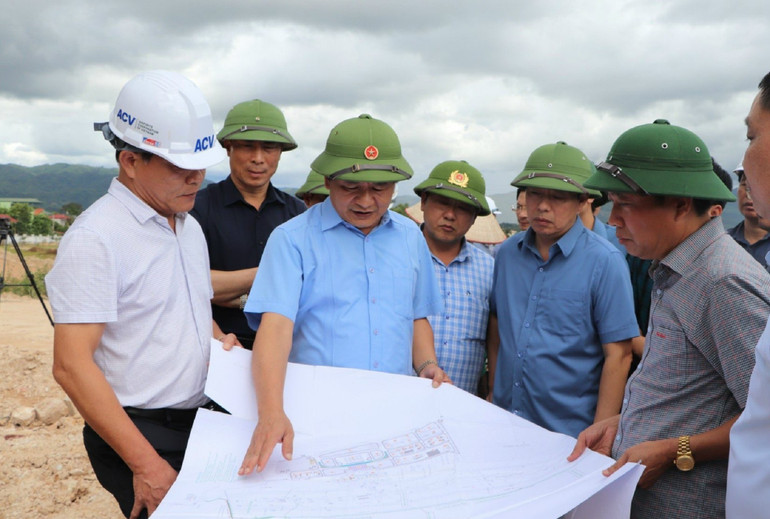 Đồng chí Lê Thành Đô (thứ hai từ trái sang), Chủ tịch Ủy ban nhân dân tỉnh Điện Biên kiểm tra tiến độ thi công dự án giao thông trọng điểm phục vụ vùng đồng bào dân tộc thiểu số tỉnh Điện Biên.