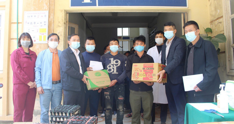 Lãnh đạo Ủy ban nhân dân huyện Tuần Giáo trao thực phẩm cho các gia đình có người mắc bệnh sởi đang được thu dung, điều trị tại huyện Tuần Giáo.