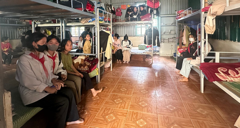 Học sinh nội trú Trường trung học cơ sở Mường Pồn được hướng dẫn vệ sinh nơi ở, đồ dùng sạch sẽ để phòng, chống các bệnh lây lan.