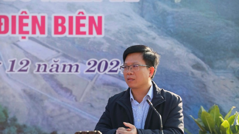 Đồng chí Phạm Đức Toàn, Phó Chủ tịch Thường trực Ủy ban nhân dân tỉnh Điện Biên chúc mừng các gia đình ở xã Mường Pồn được nhận nhà trước thềm năm mới...