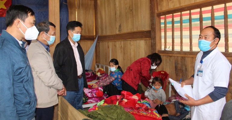Ông Lường Văn Kiên (thứ 3 từ trái sang), Phó Giám đốc Sở Y tế Điện Biên, kiểm tra công tác điều trị, chăm sóc bệnh nhân mắc bệnh sởi ở xã Pú Xi, huyện Tuần Giáo.