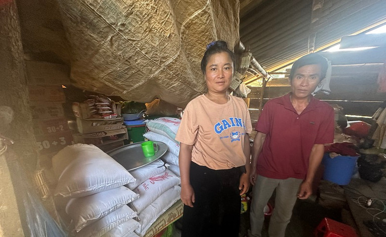 Vợ chồng anh Lò Văn Lả trong ngôi nhà tạm làm nhờ trên đất của người anh họ.