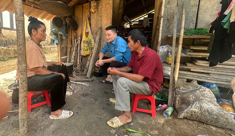 Cán bộ Nông trường Cao-su Điện Biên thăm hỏi đời sống gia đình công nhân bị thiệt hại do lũ quét.